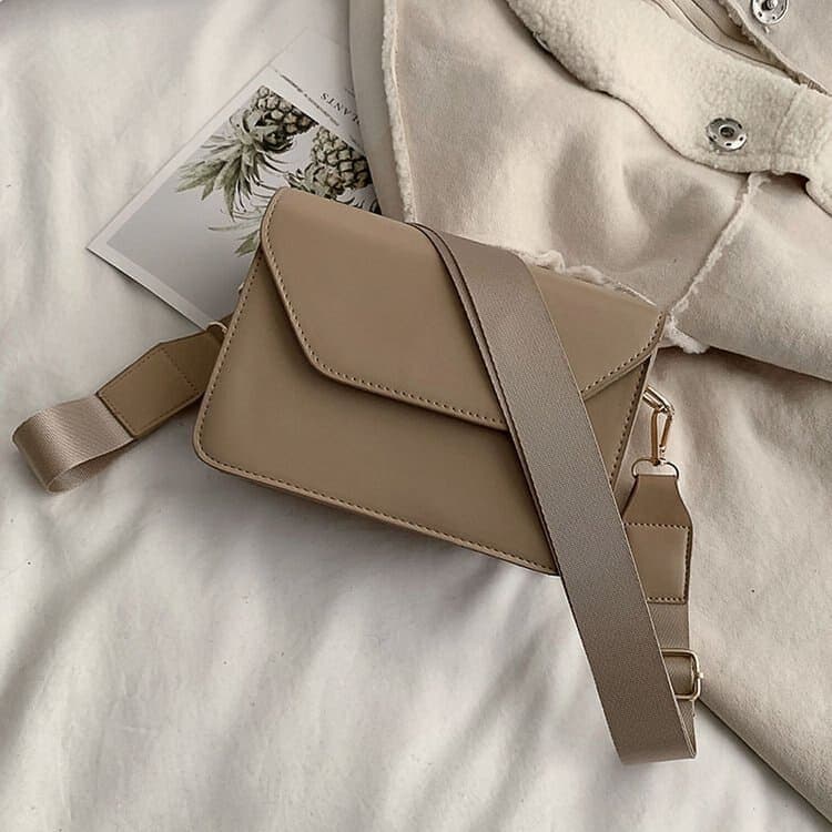 Minimalistisk beige axelremsväska