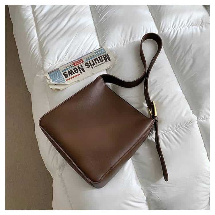 Minimalistisk brun tote väska