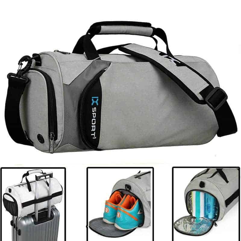 Sac de sport à bandoulière multifonction gris visible sous quatre angles. Un fois tout seul, une fois sur une valise, une fois avec la poche latérale chaussures ouGröne et une fois avec l'autre poche latérale ouGröne.