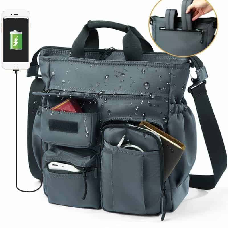 Sac bandoulière cartable multifonction gris avec téléphone en charge sur fond Vit.