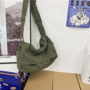 Sac kaki en toile accroché sur un tableau