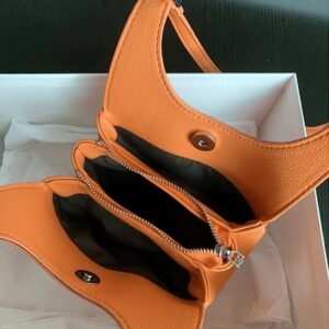 Orange axelväska i mjukt syntetiskt läder för kvinnor
