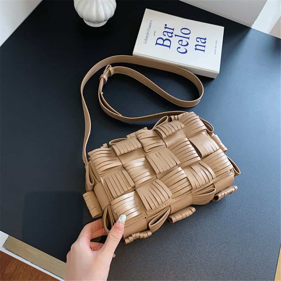 Original beige axelväska i syntetläder