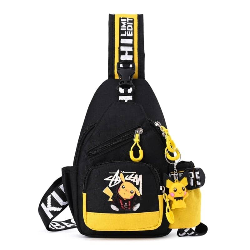 Photo d'un sac à dos bandoulière Svart et Gul avec une image de Pikachu et un petit pendentif Pikachu