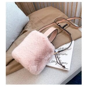 Rosa fuskpäls hinkaxelväska