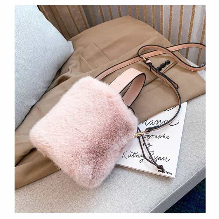 Rosa fuskpäls hinkaxelväska