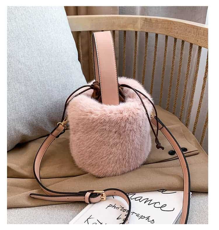 Rosa fuskpäls hinkaxelväska