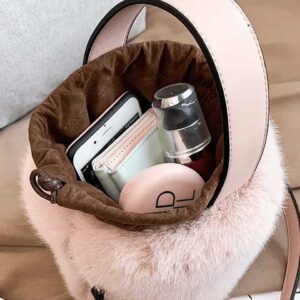 Rosa fuskpäls hinkaxelväska