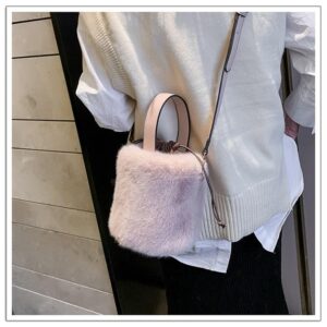 Rosa fuskpäls hinkaxelväska