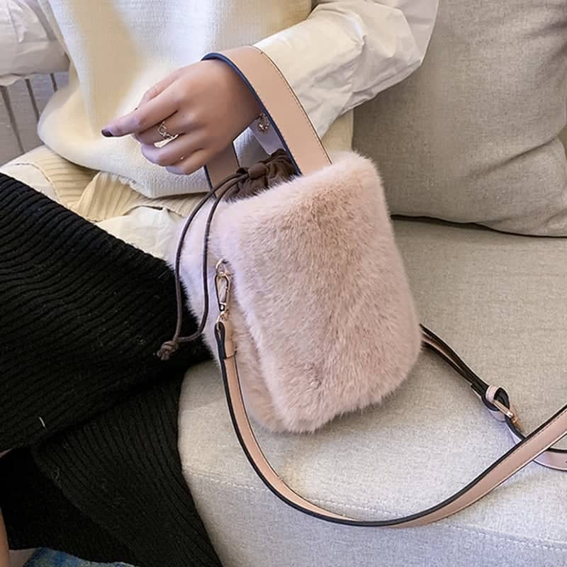 Rosa fuskpäls hinkaxelväska