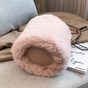 Rosa fuskpäls hinkaxelväska