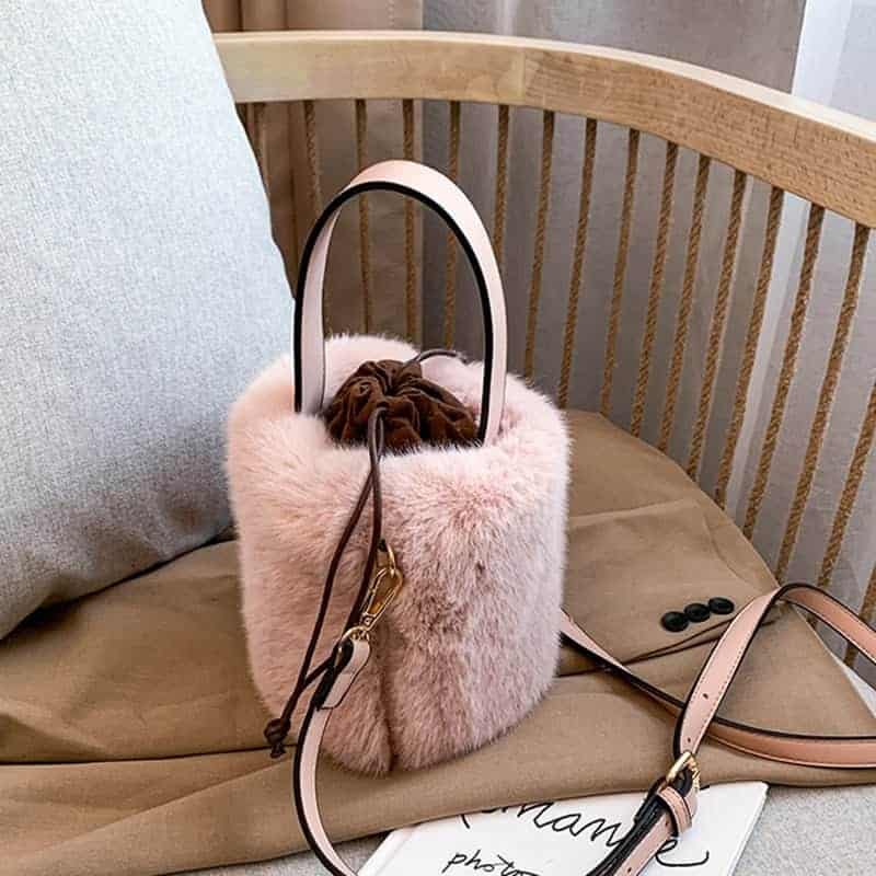 Rosa fuskpäls hinkaxelväska