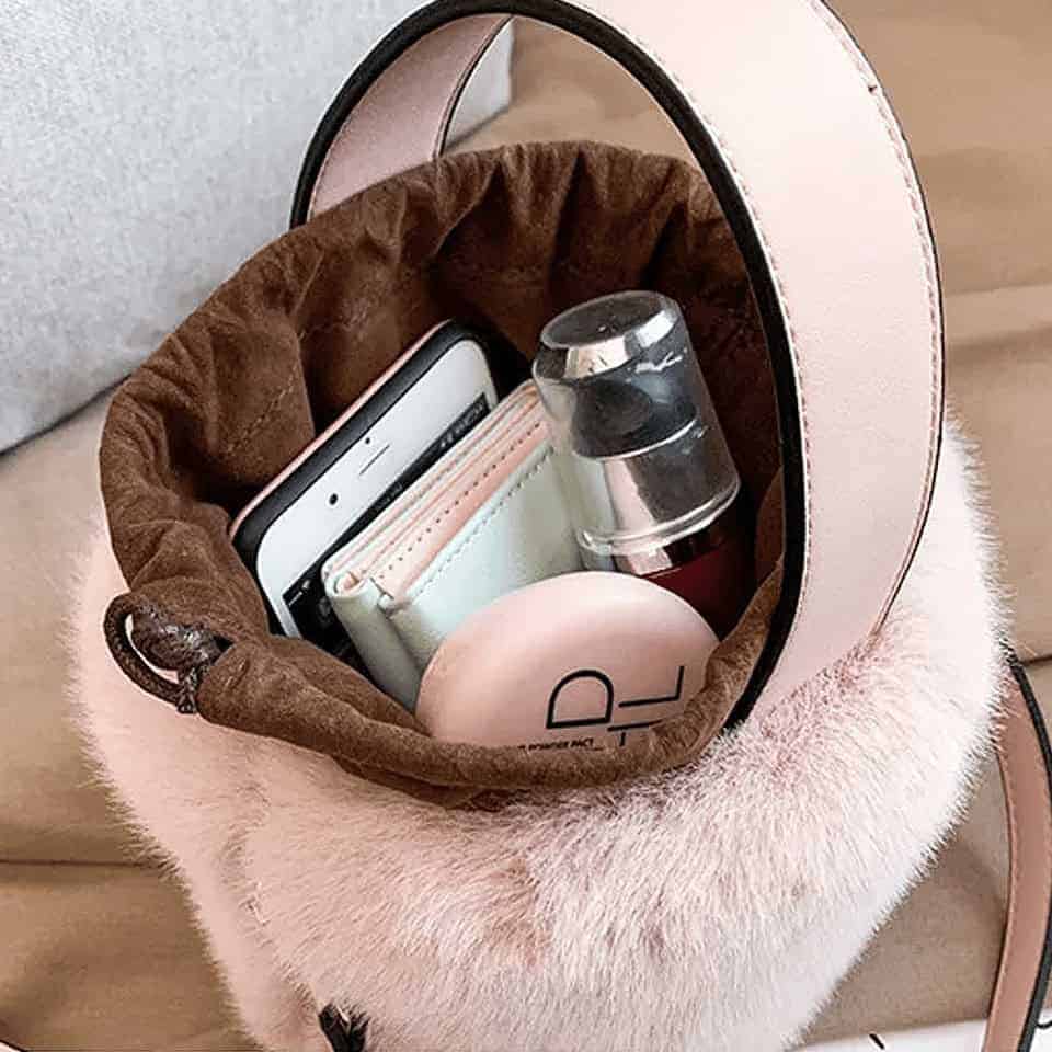 Rosa fuskpäls hinkaxelväska
