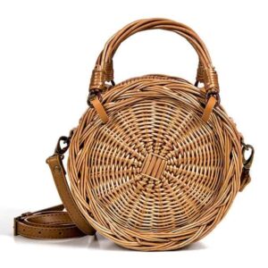 Photo d'un sac à man bandoulière rond en osier.