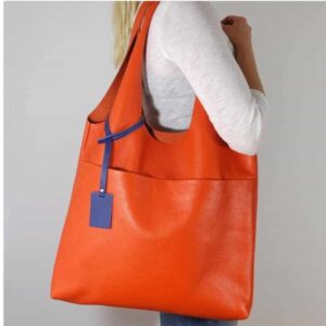 Sac large orange porté par une femme blonde au t-shirt Vit