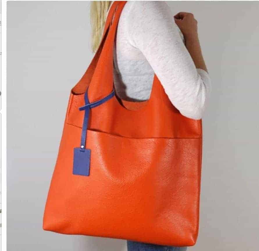 Sac large orange porté par une femme blonde au t-shirt Vit