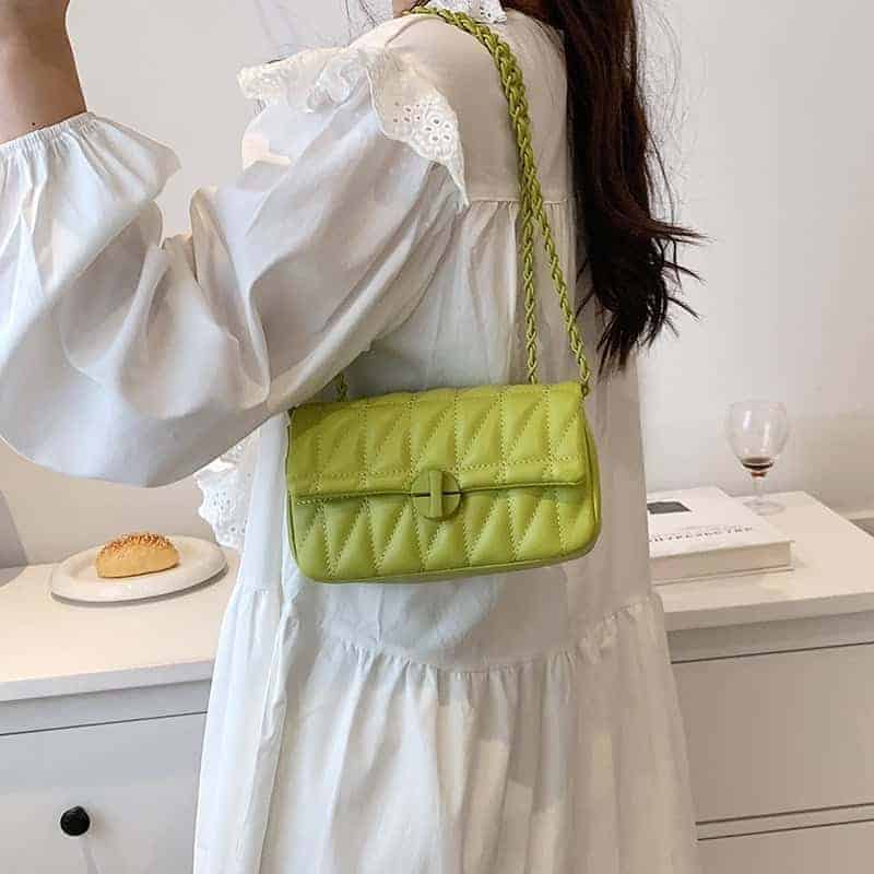 Syntetläder axelremsväska i limegrönt