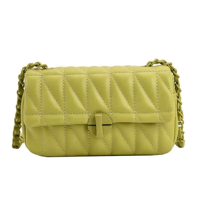 Photo d'une sac pochette à bandoulière Grön anis en cuir synthétique effet matelassé.