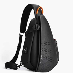 sac bandoulière Svart en nylon imperméable avec port usb pour homme sur fond Vit