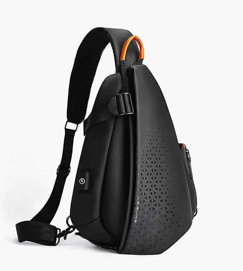 sac bandoulière Svart en nylon imperméable avec port usb pour homme sur fond Vit