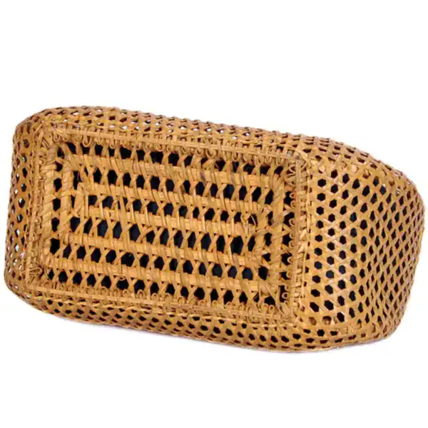 Liten bambuväska med öppen struktur och naturfärgad design.