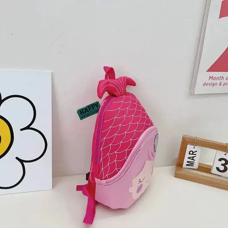 Barnryggsäck sjöjungfru rosa med sköldpadda mönster och hatt.