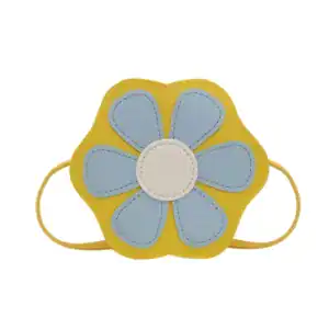 Barnväska i blommaform med gul och ljusblå färg, läderliknande material.