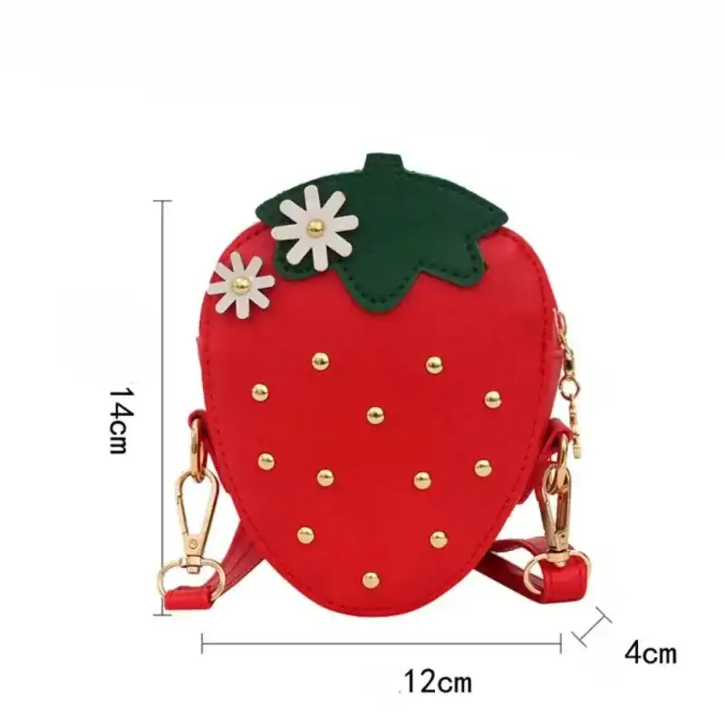 Röd jordgubbeformad barnväska med vita blommor och guldprickar, 14 cm hög.
