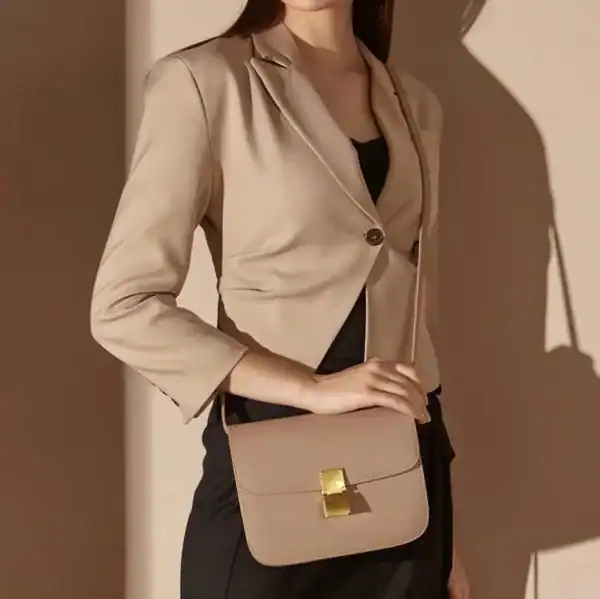 Beige axelremsväska med guldlock, modeväska för kvinnor, elegant axelväska.