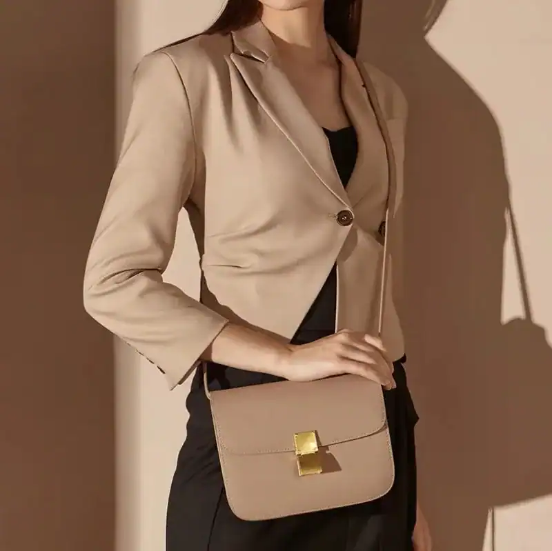 Beige axelremsväska med guldlock, modeväska för kvinnor, elegant axelväska.