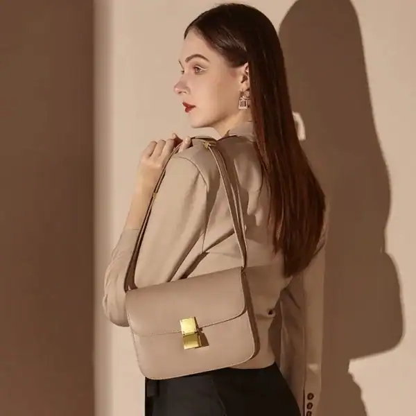Beige axelremsväska med guldlock, elegant axelväska för kvinnor.