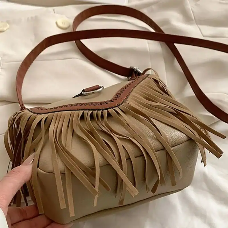 Beige brun fransväska med läderrem och fransar, trendig axelväska för kvinnor.