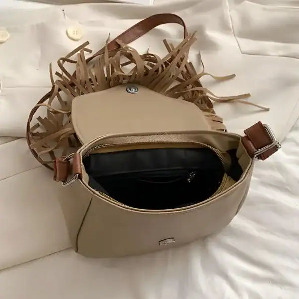 Beige brun fransväska med öppen ficka och läderrem.