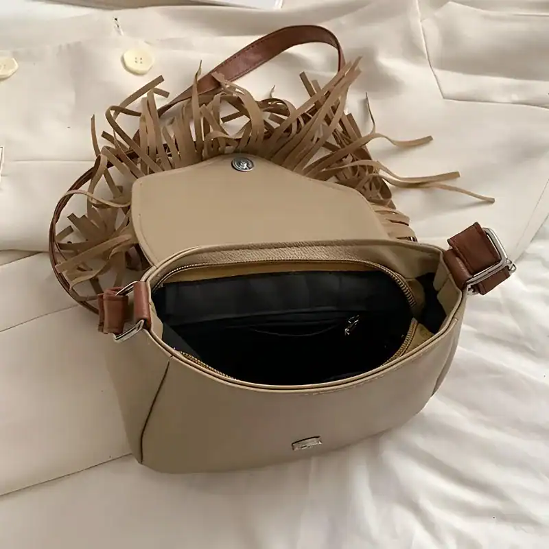 Beige brun fransväska med öppen ficka och läderrem.