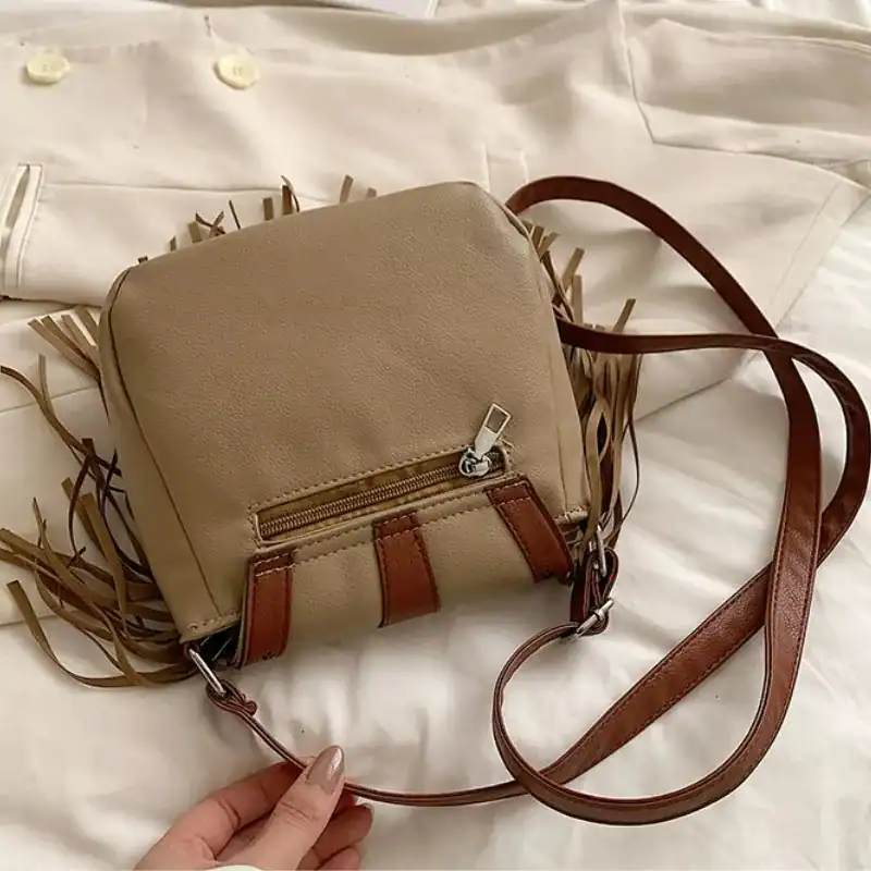 Beige brun fransväska med läderrem och fransar, trendig axelväska för kvinnor.