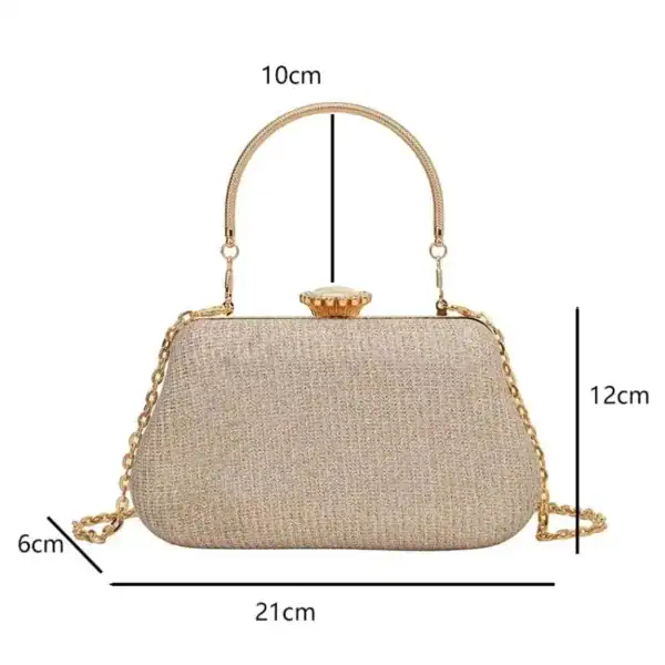 Beige clutch med gyllene kedja och handtag, storlek 21x12x6 cm.