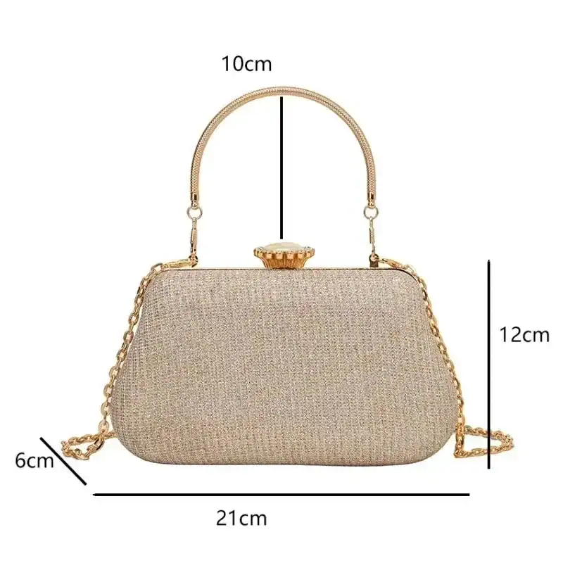 Beige clutch med gyllene kedja och handtag, storlek 21x12x6 cm.