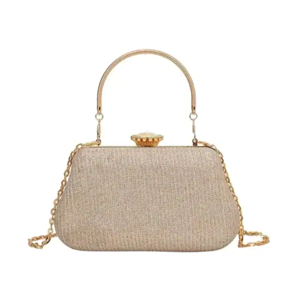 Beige clutch med gyllene kedjehandtag och klicklås.