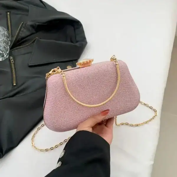 Beige clutch med gyllene kedja och elegant design.