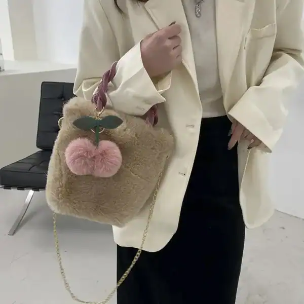 Beige fluffig väska med pärla och kedja, modeaccessoarer för kvinnor.