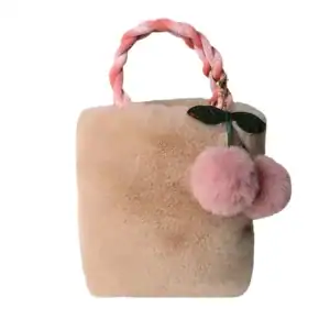 Beige fluffig väska med rosa pompon och twistad handtag.