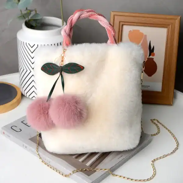 Beige fluffig väska med rosa pärlor och gyllene kedja.