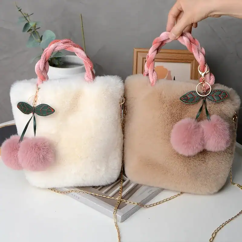 Beige och vit fluffig väska med rosa pärlor och trådhandtag.