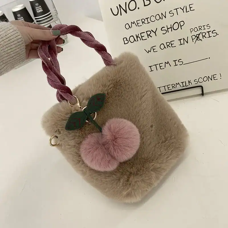 Beige fluffig väska med rosa pärla och broderad bladdekoration.