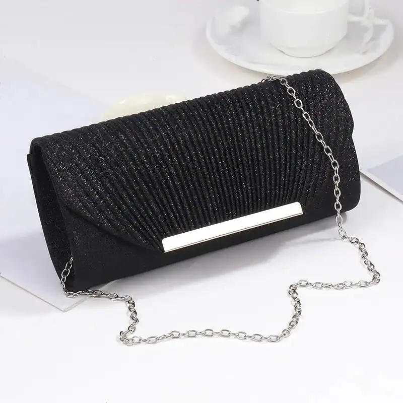 Svart glittrig clutch med kedjehandtag och plisserad yta.