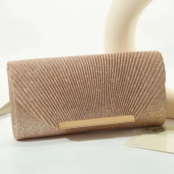 Beige glittrig clutch med gyllene snäppa och strukturerad yta.