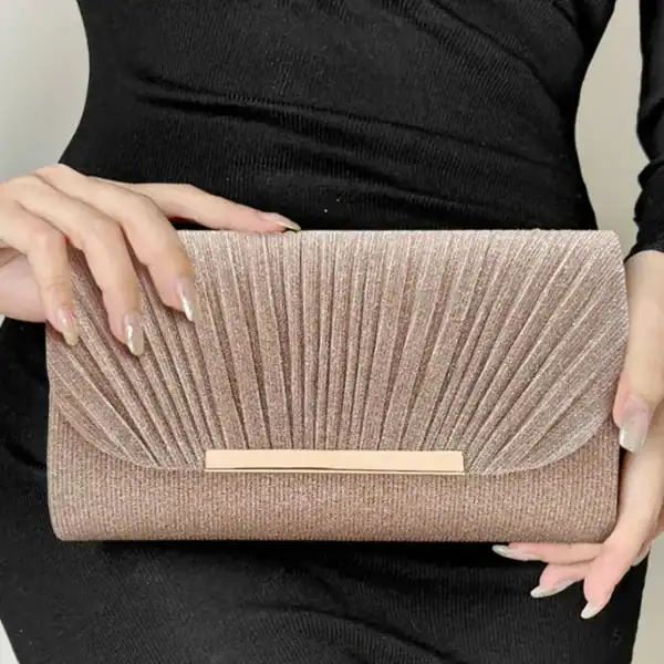 Beige glittrig clutch med plisserad design och metalliskt snäpp.