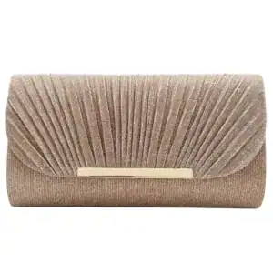 Beige glittrig clutch med gyllene snäppa och plisserad design.