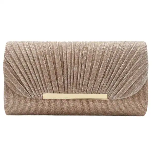 Beige glittrig clutch med gyllene snäppa och plisserad design.