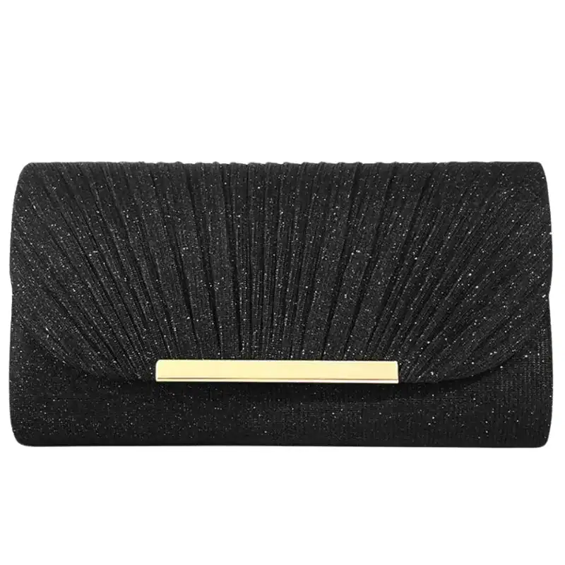 Svart glittrig clutch med guldaccent och plisserad design.